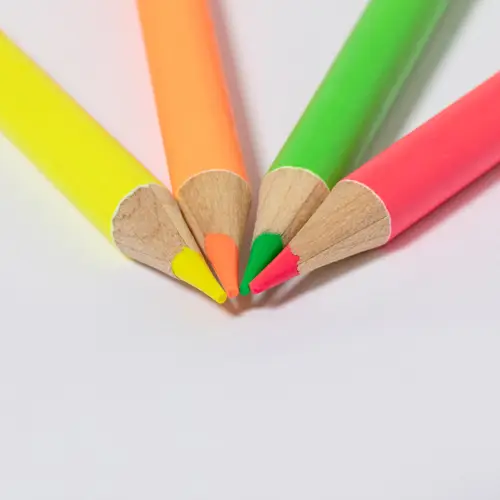 Set de 4 lápices de colores flúor en caja reciclada ref 20406