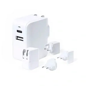 Adaptador de enchufes compacto con usb y tipo c