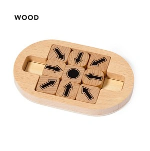 Juego de habilidad en madera con 9 piezas y tablero
