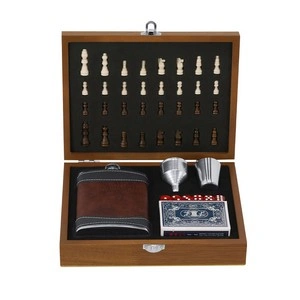 Set de petaca de madera con diseño de ajedrez