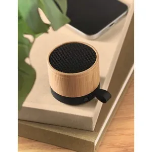 Altavoz inalámbrico recargable de bambú compacto y moderno