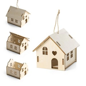 Casa decorativa de madera para colgar en árbol