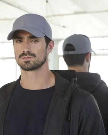 Gorra de 6 paneles con visera precurvada