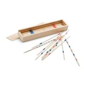 Juego de mikado tradicional en caja de madera