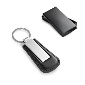 Llavero de metal con borde de pu en caja de regalo