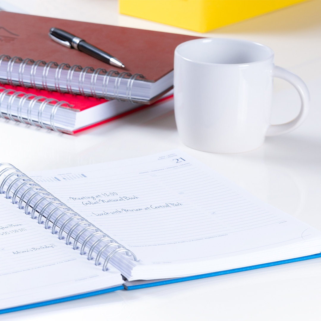 Agendas con espiral (Encuadernación) más práctico y cómodo. 