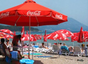 sombrillas-cocacola-playa-productos-promocionales