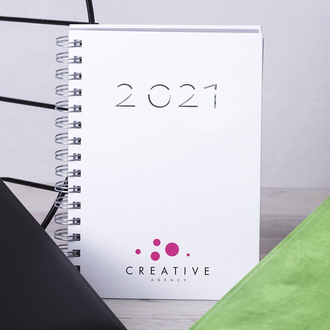 Agendas bien sea para ordenar actividades del trabajo como para asuntos personales del día a día. Gracias a las agendas, es posible tener presente las labores y realizar notas esenciales.