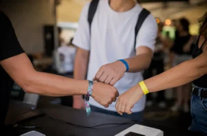 Pulseras personalizadas para festivales: identifica y promociona tu marca
